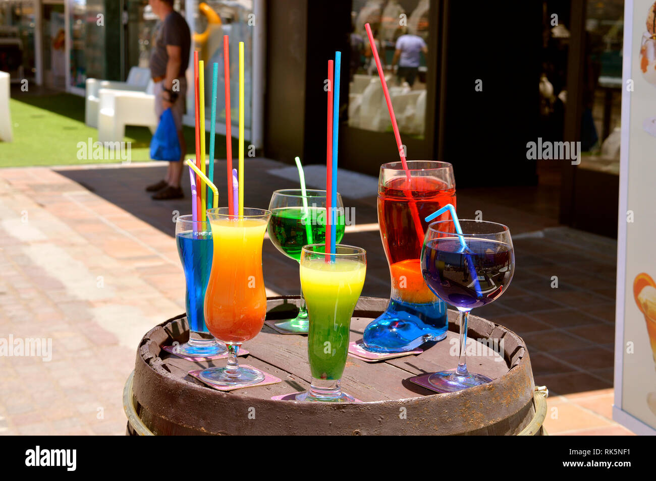 Cocktail bevande sul display al di fuori di un bar per attirare i clienti in Foto Stock