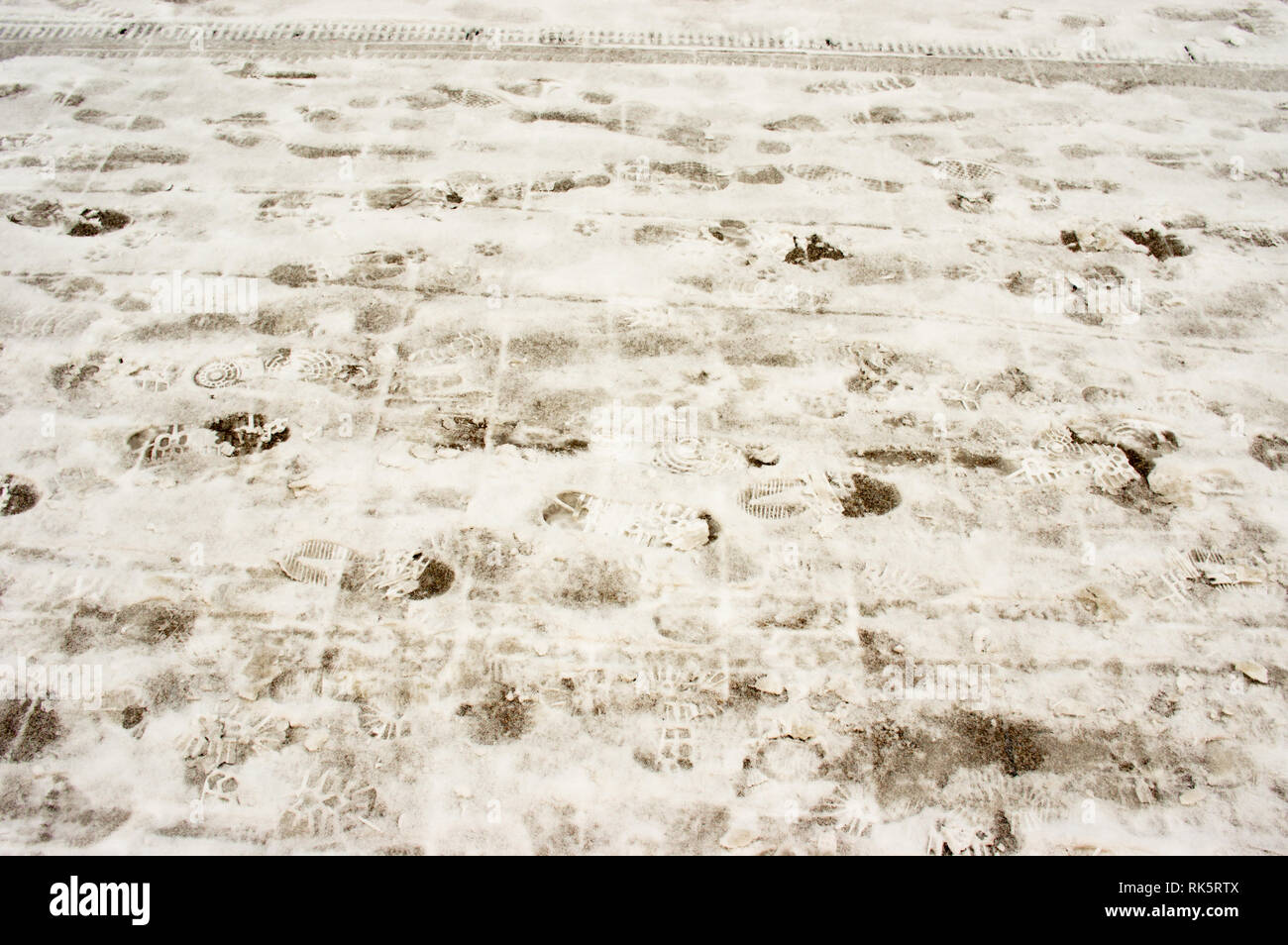 Sentiero innevato con tracce di piede umano di stampe Foto Stock