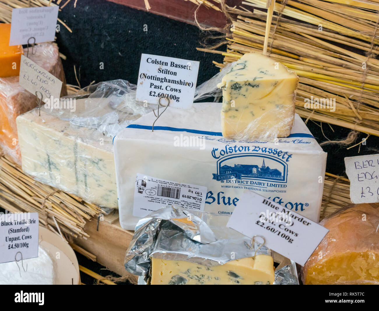 Formaggio artigianale in stallo, formaggi sul display, Leith al mercato del sabato, Dock Place, Edimburgo, Scozia, Regno Unito Foto Stock