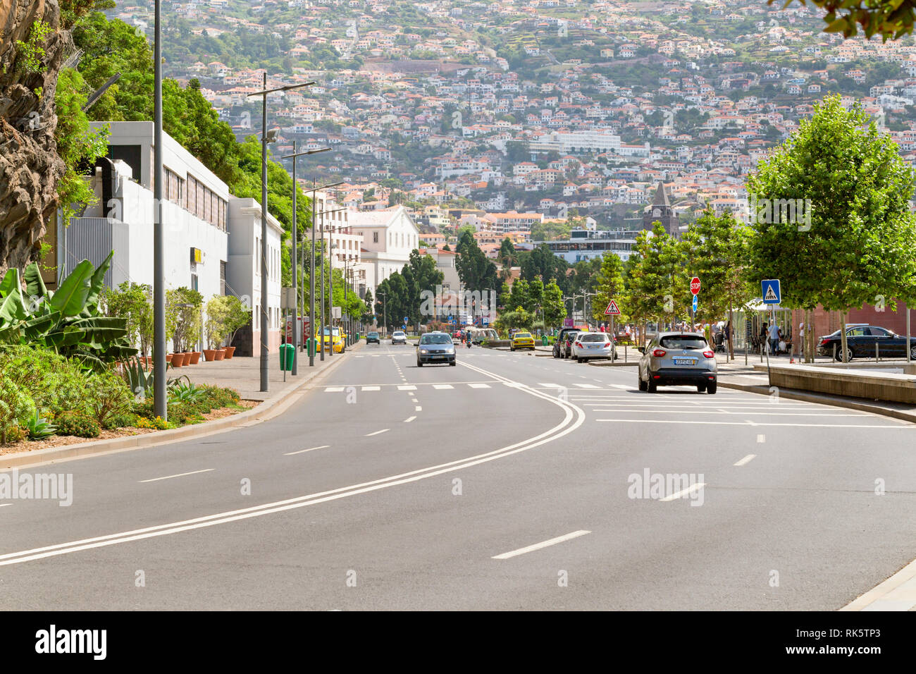 FUNCHAL, Madeira, Portogallo - 22 luglio 2018: vista di Funchal dalla strada Estrada Monumenral. Giorno di estate, case bianche sul fianco della montagna, asfalto Foto Stock