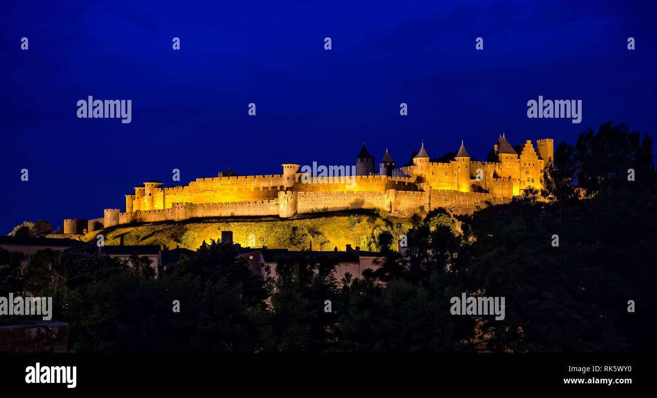 Il Castello di Carcassonne di notte in blu ora preso in Carcassonne, Aude, Francia il 11 giugno 2015 Foto Stock