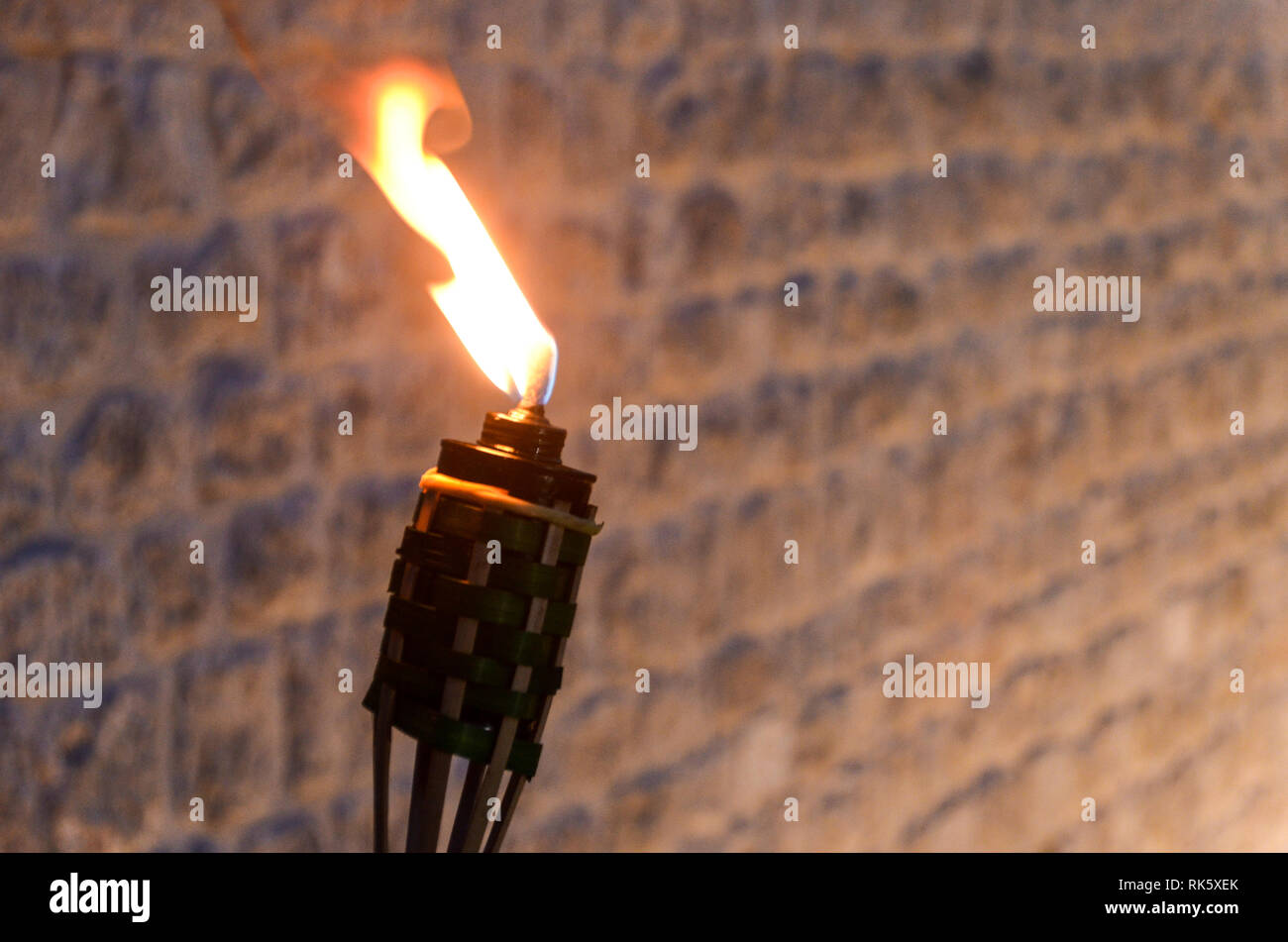 Fiamma di una lampada ad olio, contro le mura della città di Ston Foto Stock