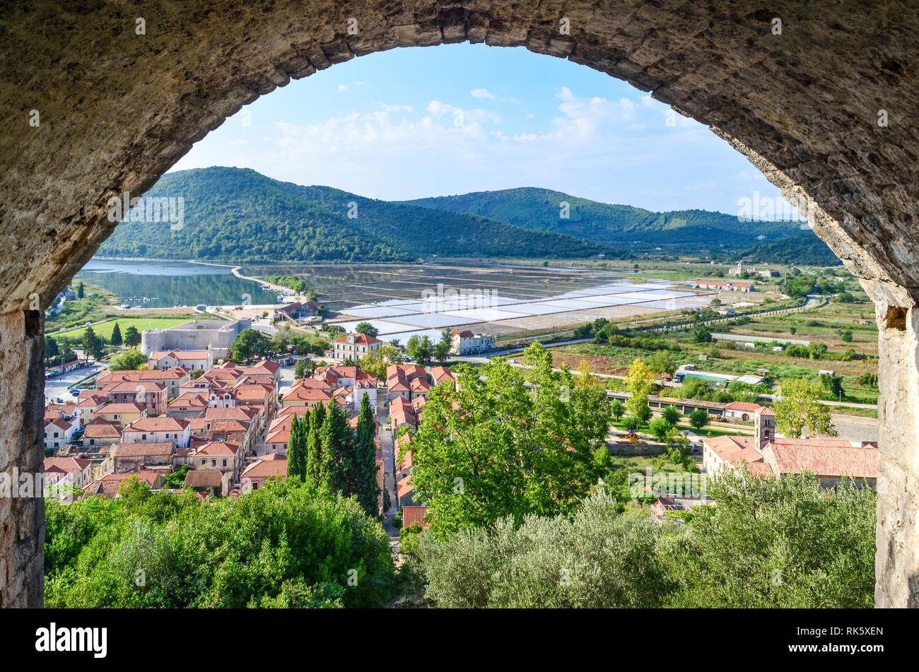 Vista panoramica della città di Ston, conosciuta per le sue saline, in Croazia Foto Stock