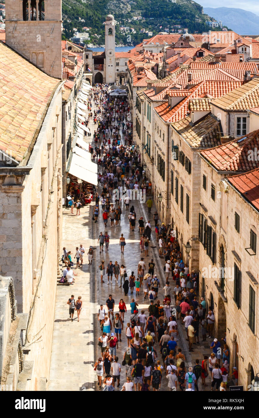 Strade strette e affollate di Dubrovnik, Croazia Foto Stock