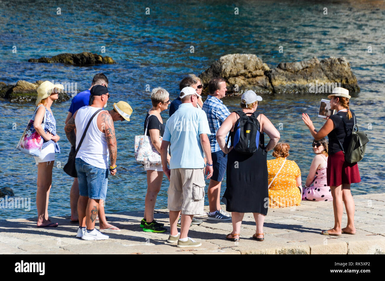 Turismo di massa a Dubrovnik, Croazia: La folla di visitatori partecipa ai tour del "Trono di Spade", esattamente dove la serie è stata girata nel sito patrimonio dell'umanità dell'UNESCO Foto Stock