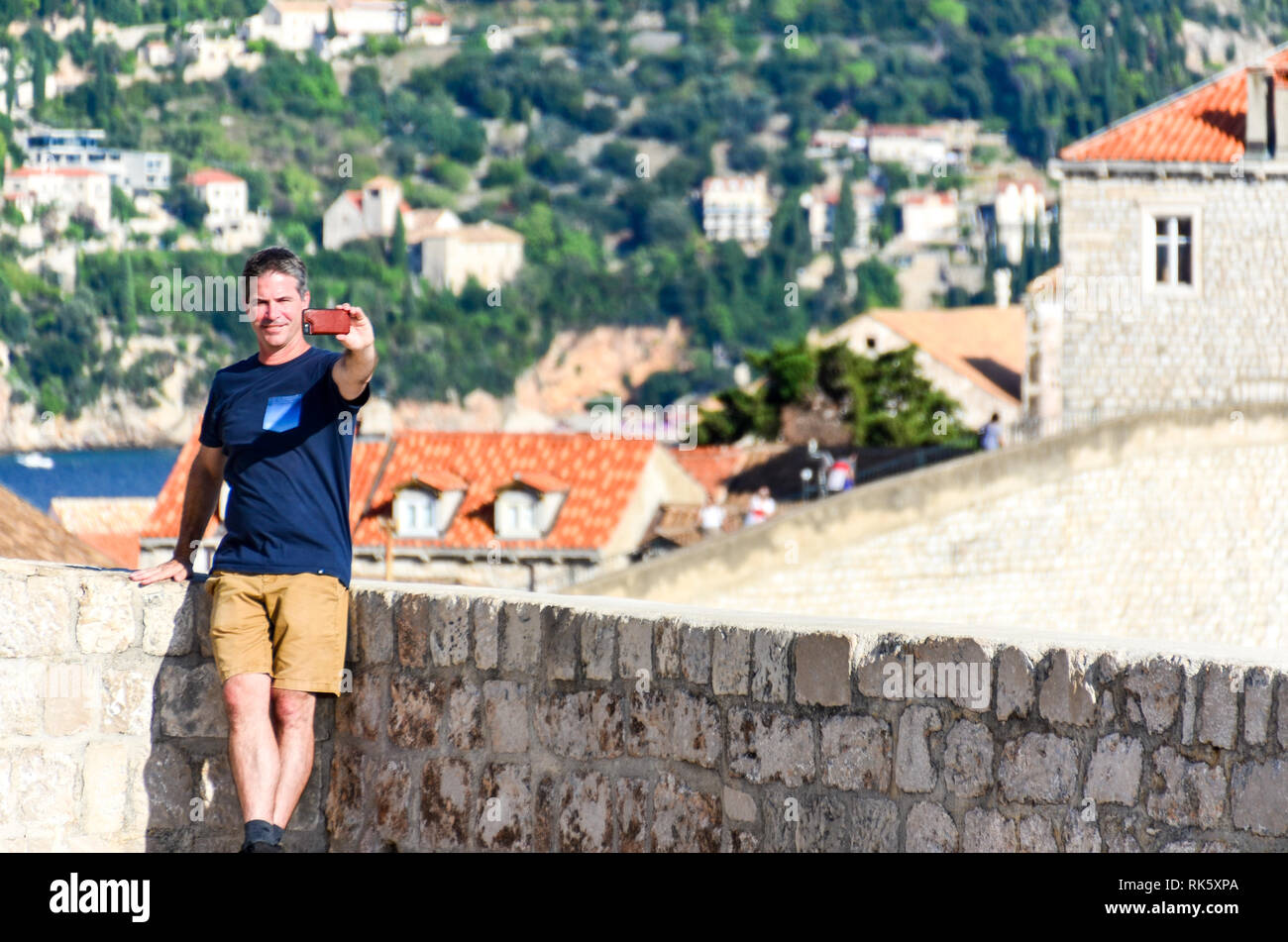 Maschio bianco che prende un selfie nel forte di Dubrovnik, Croazia Foto Stock