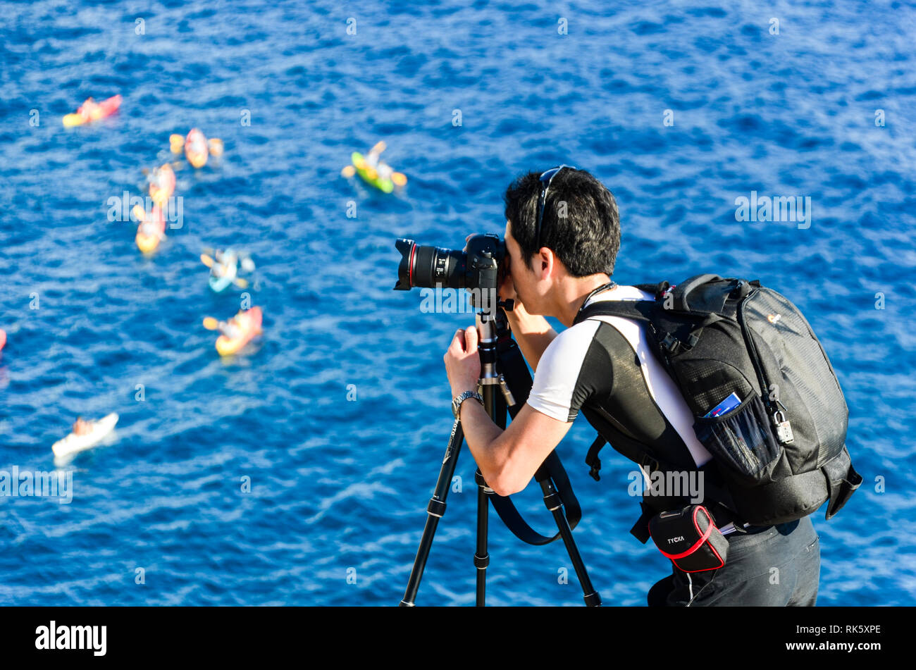 Uomo asiatico fotografando kayak nel mare Adriatico, Dubrovnik, Croazia Foto Stock