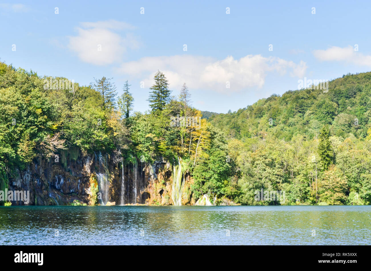 Natura mozzafiato del Parco Nazionale dei Laghi di Plitvice (Patrimonio Mondiale dell'UNESCO) in Croazia: Cascate, fauna selvatica, ponti, turisti ... Foto Stock
