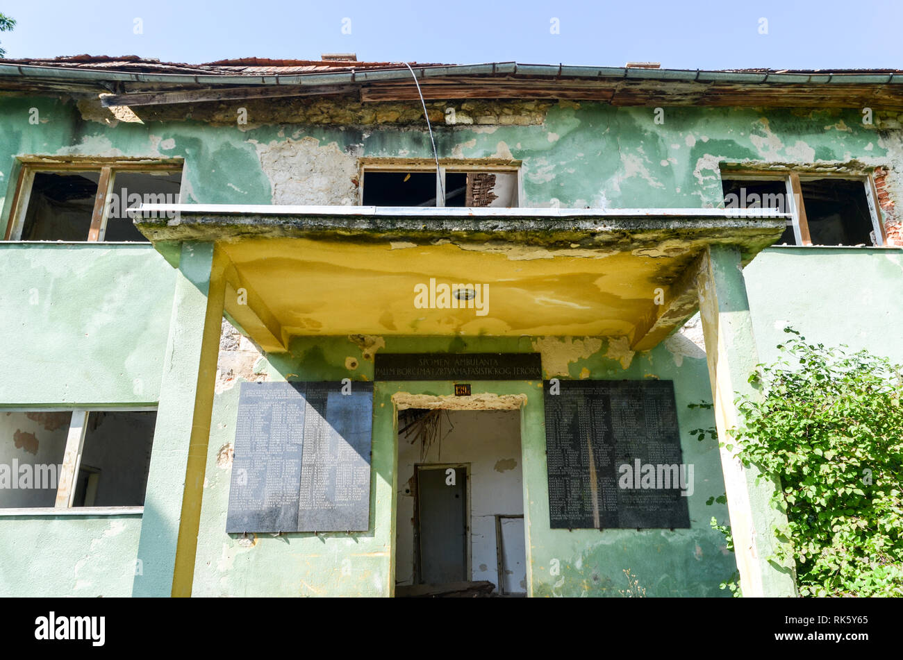 Ospedale abbandonato a Bunic, Croazia. Il luogo fu pesantemente danneggiato nella seconda guerra mondiale dagli Ustashe croati che espulse e cancellarono la maggior parte dei serbi. Foto Stock