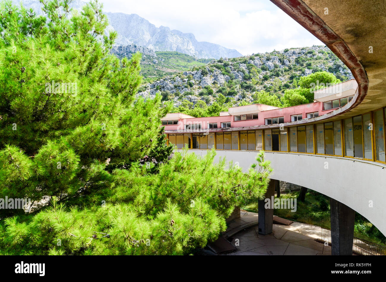 Edificio abbandonato lungo la costa croata: Resort marittimo per bambini per il trattamento e la riabilitazione dei bambini con malattia polmonare Foto Stock