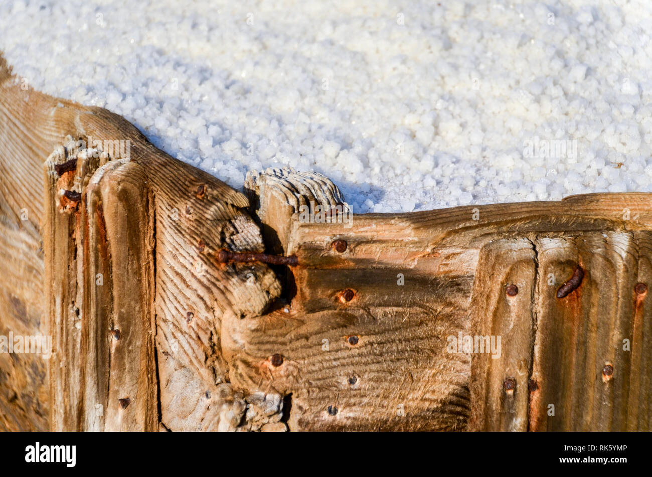 Carro di legno riempito di sale, presso le storiche saline di Ston, Croazia Foto Stock
