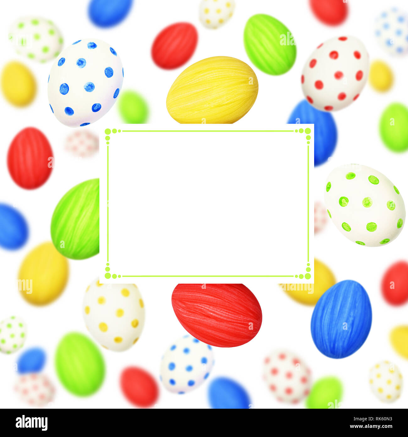 Cololrful uova di Pasqua sparsi su sfondo bianco e una scheda Foto Stock