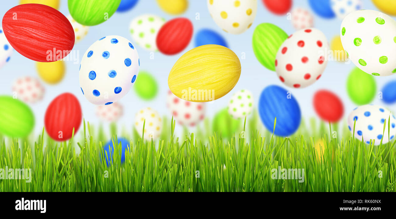 Cololrful uova di Pasqua che cade a erba verde sul cielo blu sullo sfondo Foto Stock