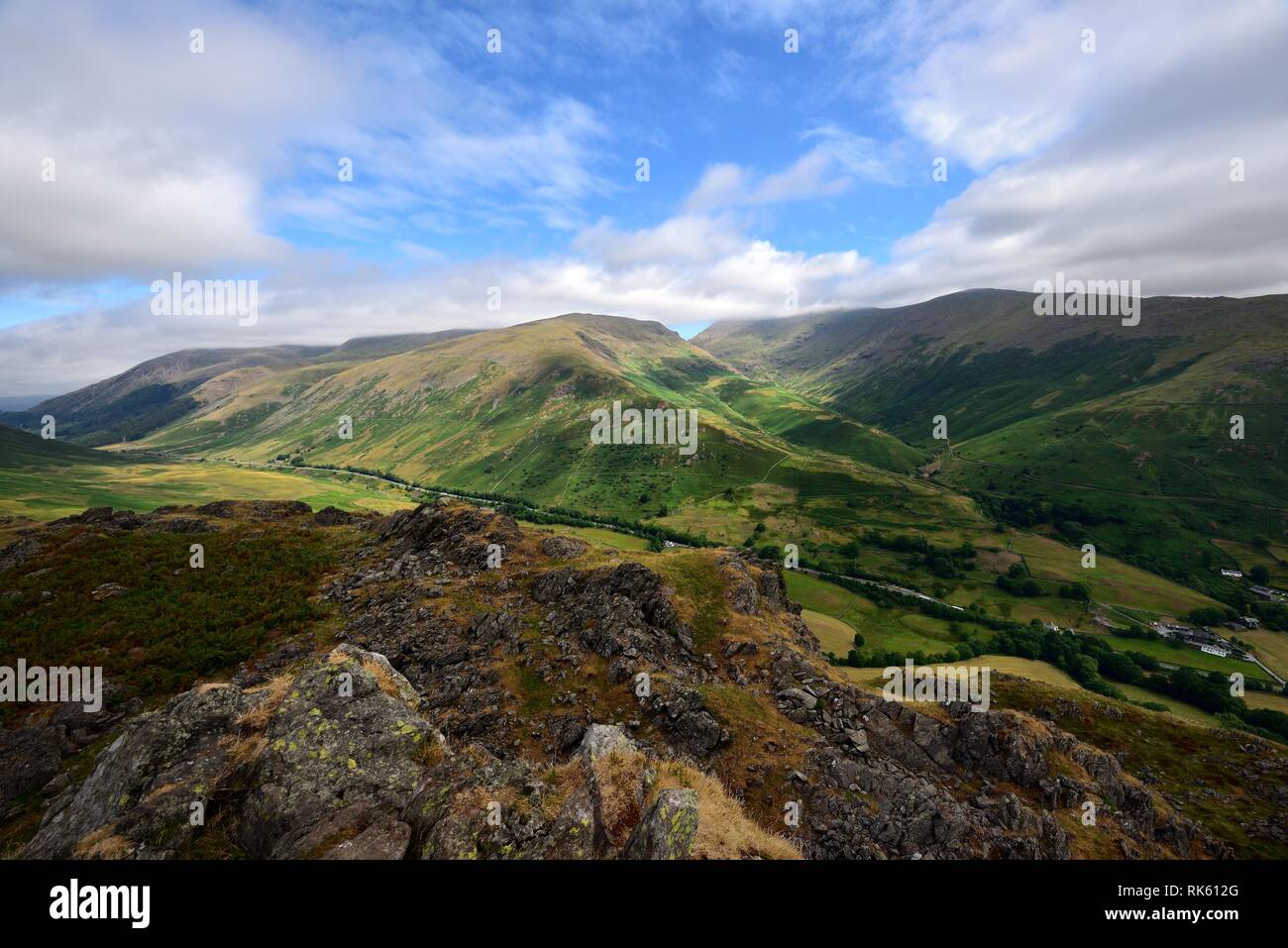 Il dunmail arrampicata su strada fuori Grassmere Foto Stock