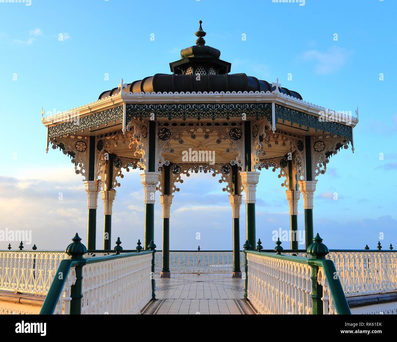 Brighton Bandstand pavilion su una mattina tranquilla e soleggiata da il sole invernale in febbraio. Punto di riferimento vittoriano, Brighton e Hove, East Sussex, Regno Unito. Foto Stock