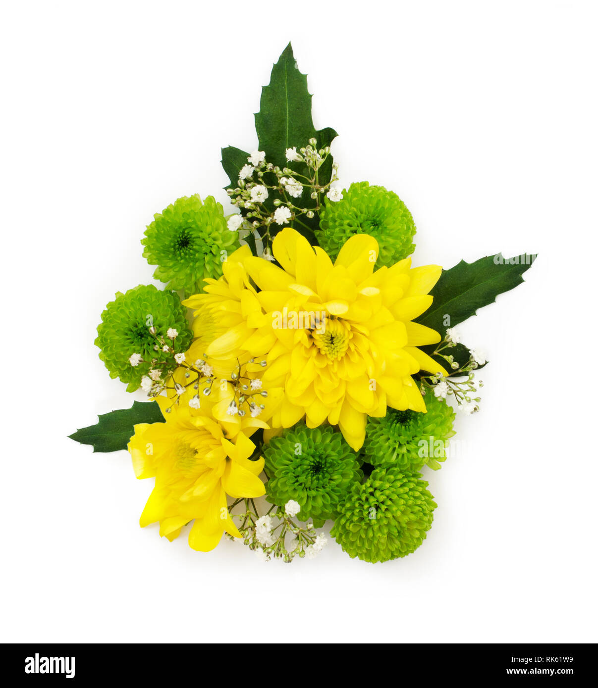 Il verde e il giallo crisantemo bouquet di fiori su fondo bianco. Lay piatto. Vista dall'alto. Foto Stock