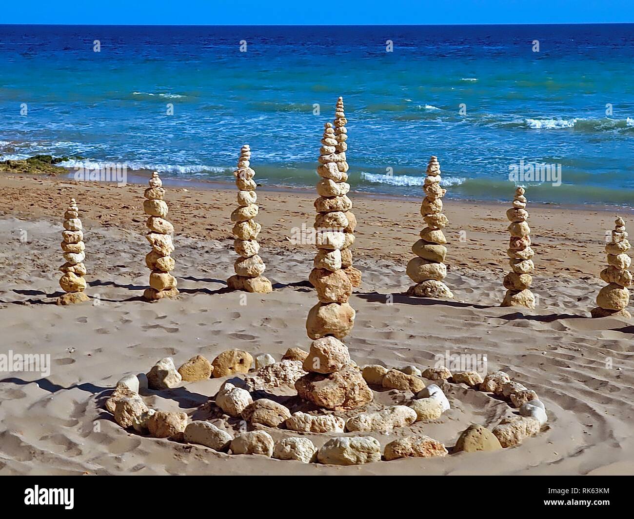 Cumuli di pietre e ciottoli o pila di pietre presso la spiaggia di stand per la vita interiore equilibrio Foto Stock