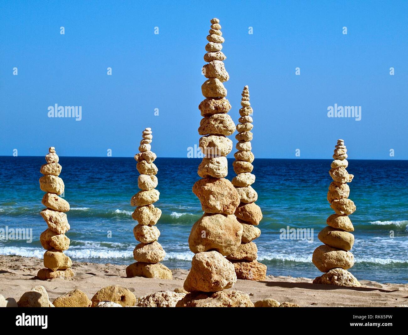 Cumuli di pietre e ciottoli o pila di pietre presso la spiaggia di stand per la vita interiore equilibrio Foto Stock