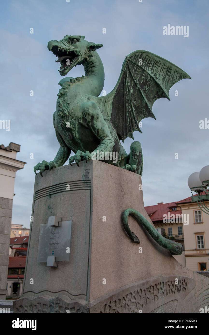 Draghi sul ponte del drago di Lubiana, Slovenia Foto Stock