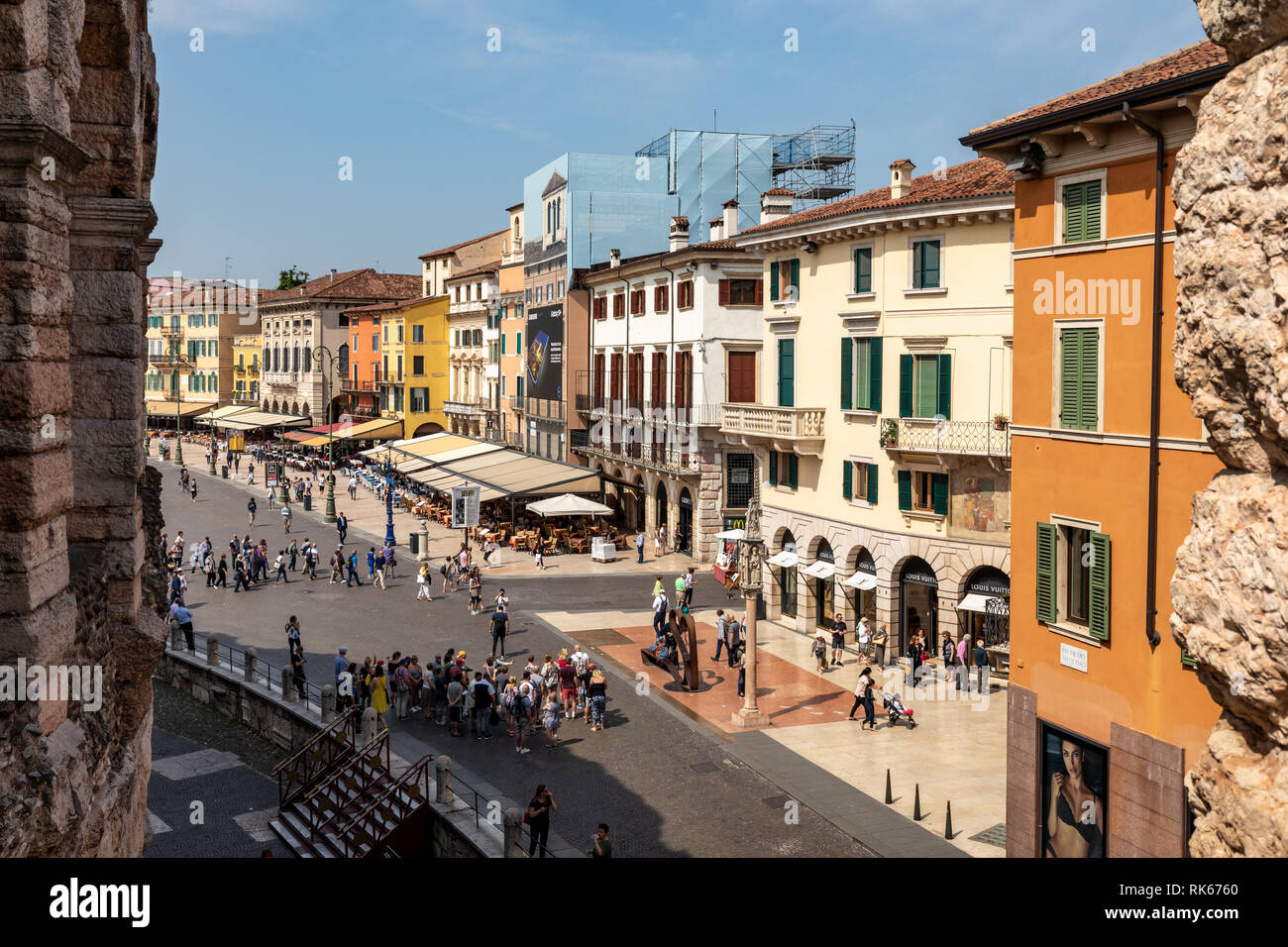 Vista della Piazza Bra (quadrato) vicino al Colosseo Arena di Verona, Italia. Foto Stock