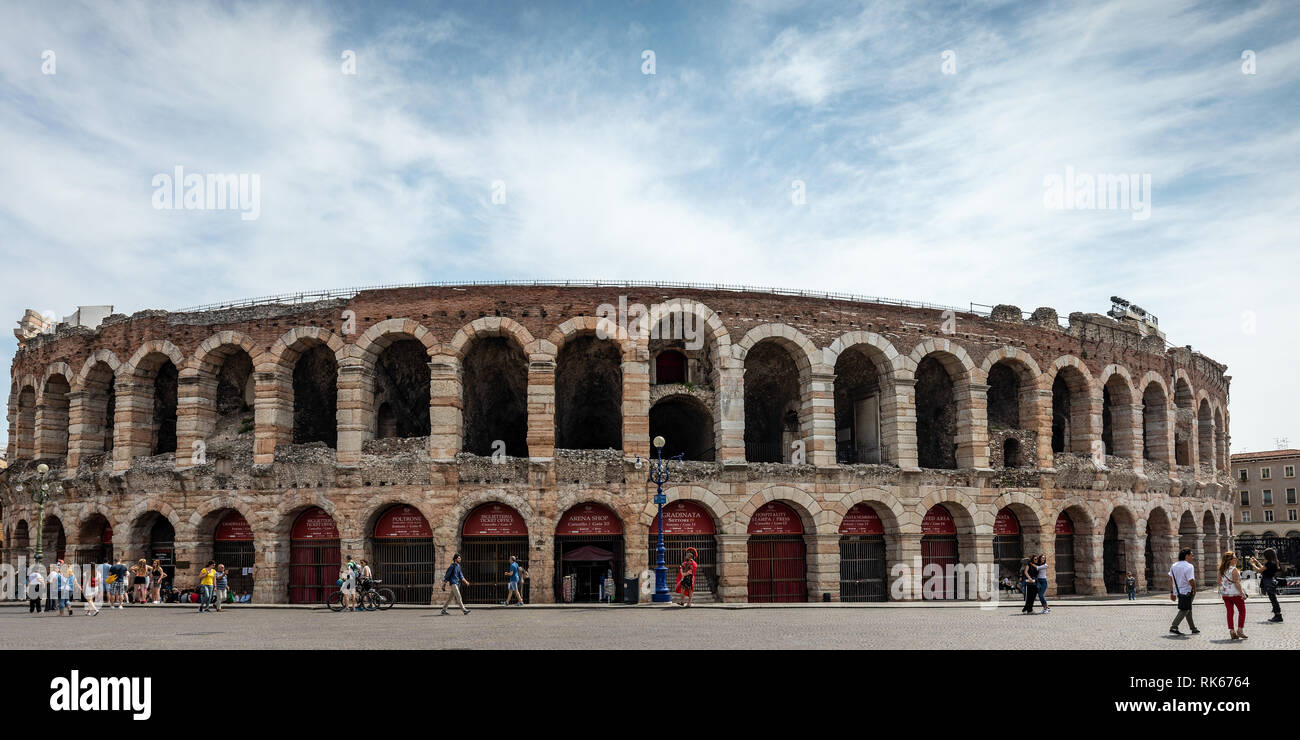 L'Arena in Piazza Brà a Verona; Arena di Verona, Verona, Veneto, Italia Foto Stock