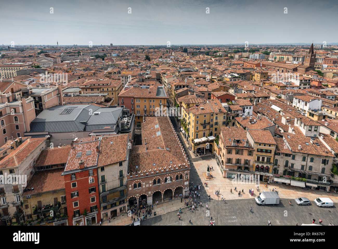 Piazza Piazza delle Erbe vista dalla Torre dei Lamberti Tower (Torre dei Lamberti), Verona, Italia Foto Stock