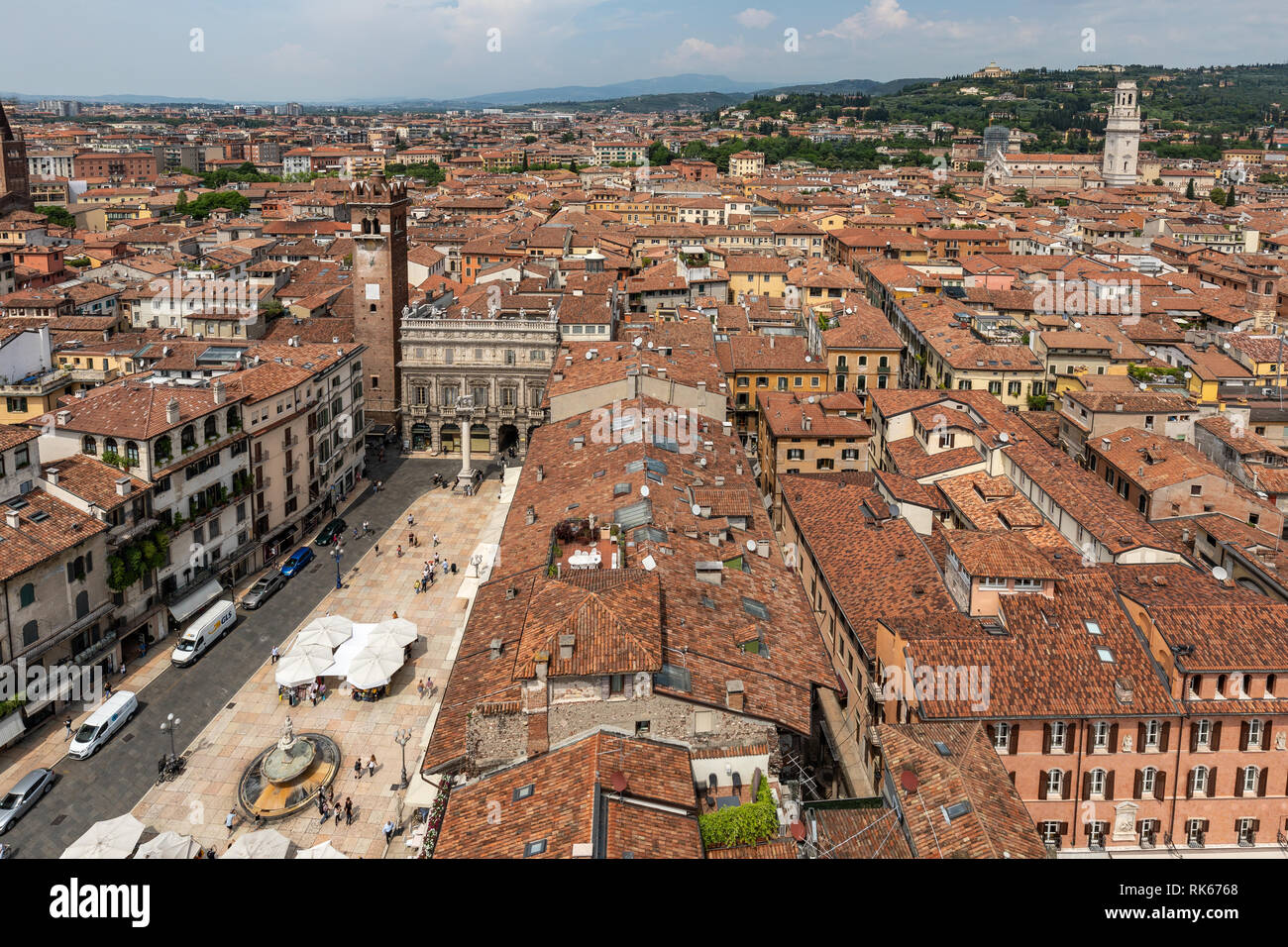 Piazza Piazza delle Erbe vista dalla Torre dei Lamberti Tower (Torre dei Lamberti), Verona, Italia Foto Stock