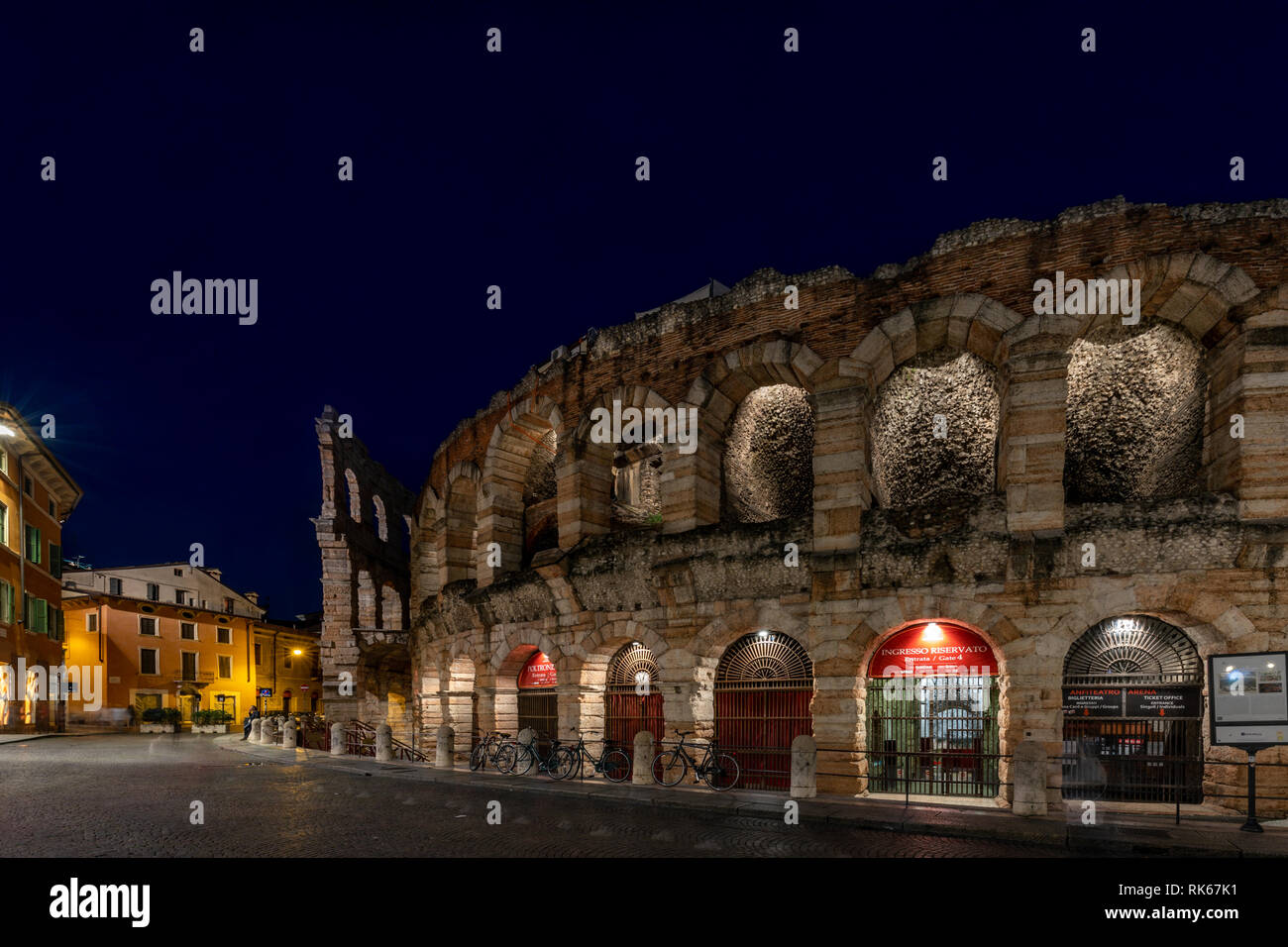 Vista notturna dell'Arena in Piazza Brà a Verona; Arena di Verona, Verona, Veneto, Italia Foto Stock
