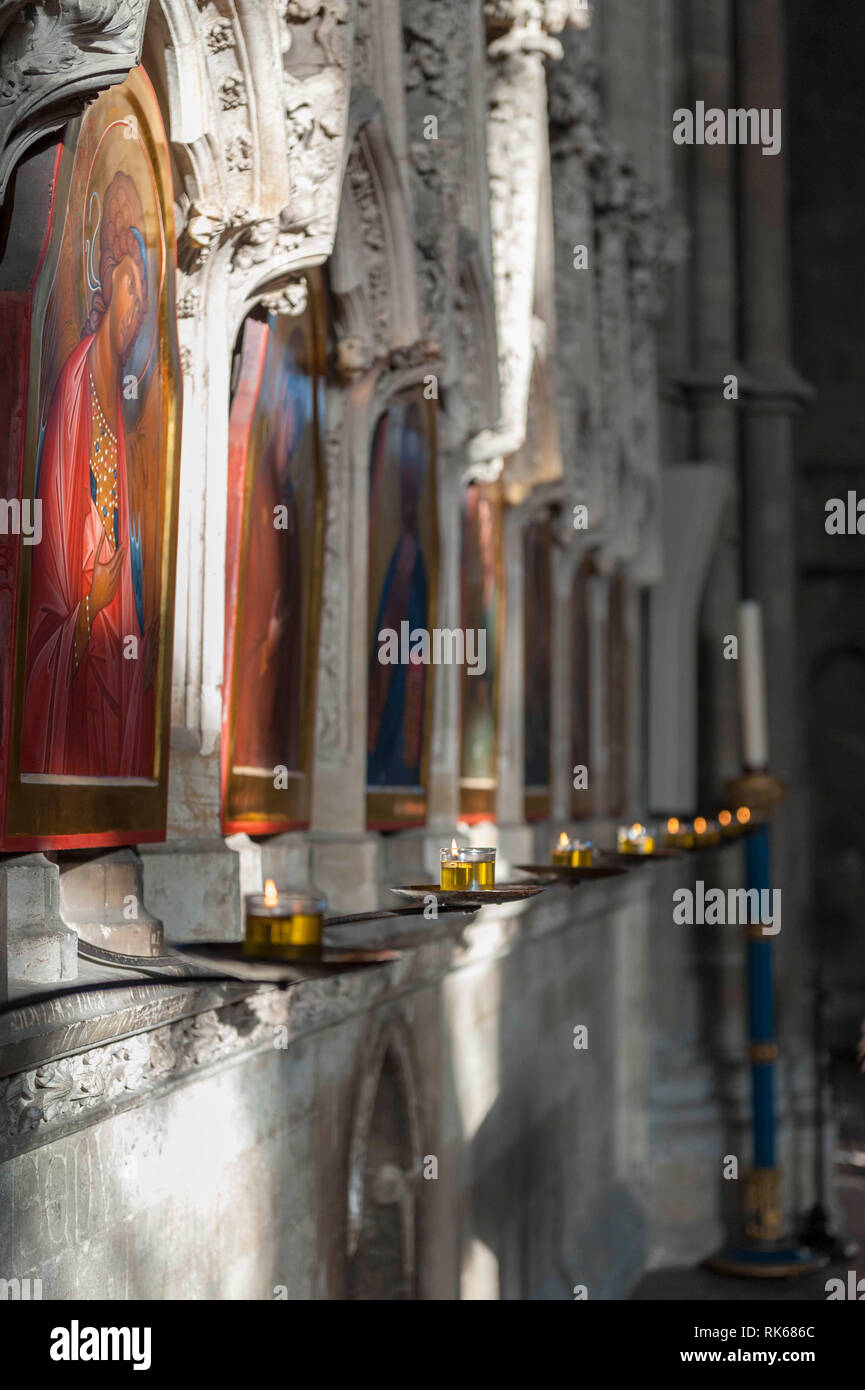 Interno della cattedrale di Winchester, Hampshire, Inghilterra con vista delle icone religiose di Sergei Fyodorov Foto Stock