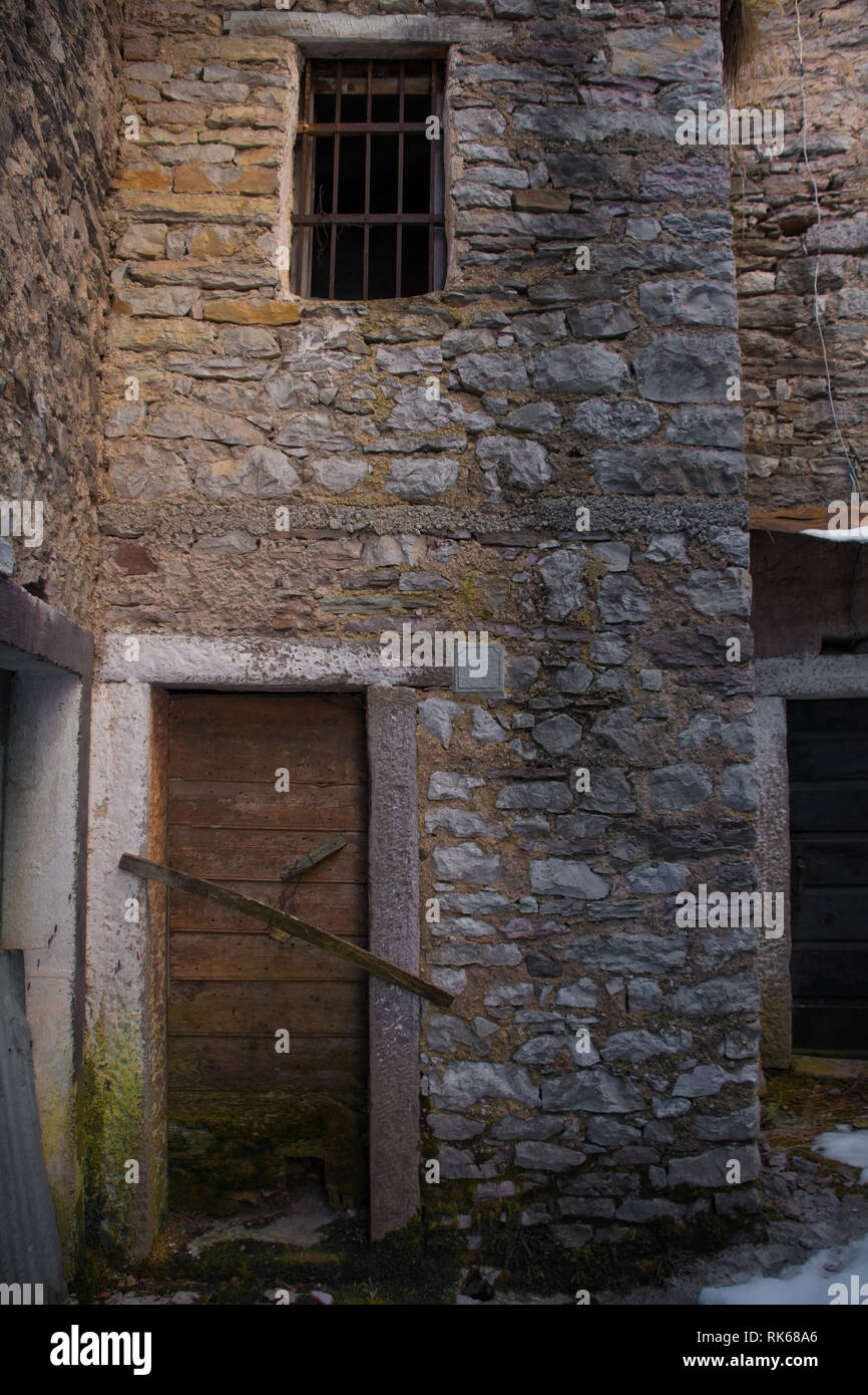 Una porta in un edificio abbandonato nel borgo collinare di Casso in inverno il Friuli Venezia Giulia, Nord est Italia. Con una popolazione di soli 35, il Foto Stock