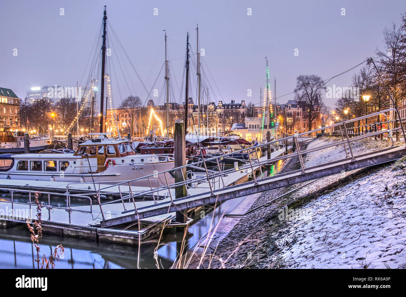 Rotterdam, Paesi Bassi, 1 Febbraio 2019: la rampa che conduce al molo storico e barche a vela in Veerhaven Harbour su un inverno mattina prima sunris Foto Stock