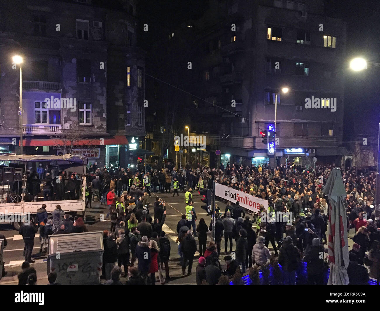 A Belgrado, in Serbia. 09Feb, 2019. Decine di migliaia di persone manifestano contro il Presidente Vucic per la decima sabato in una fila. Sotto il motto "Uno di cinque milioni di euro" hanno chiamato per la libertà dei media e condizioni eque per le elezioni. Credito: Boris Babic/dpa/Alamy Live News Foto Stock