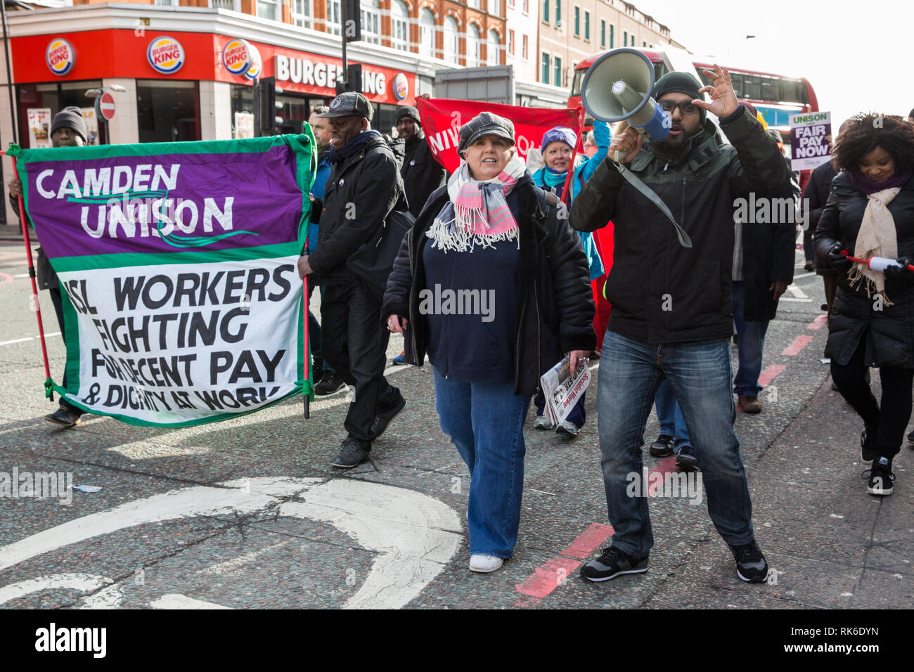 Londra, Regno Unito. Il 9 febbraio, 2019. I membri di Camden unisono Governo locale filiale marzo a Camden a sostegno del traffico operai impiegati da NSL che attualmente sono in sciopero per un periodo di quattordici giorni chiamando per essere pagato £11.15/ora. Credito: Mark Kerrison/Alamy Live News Foto Stock