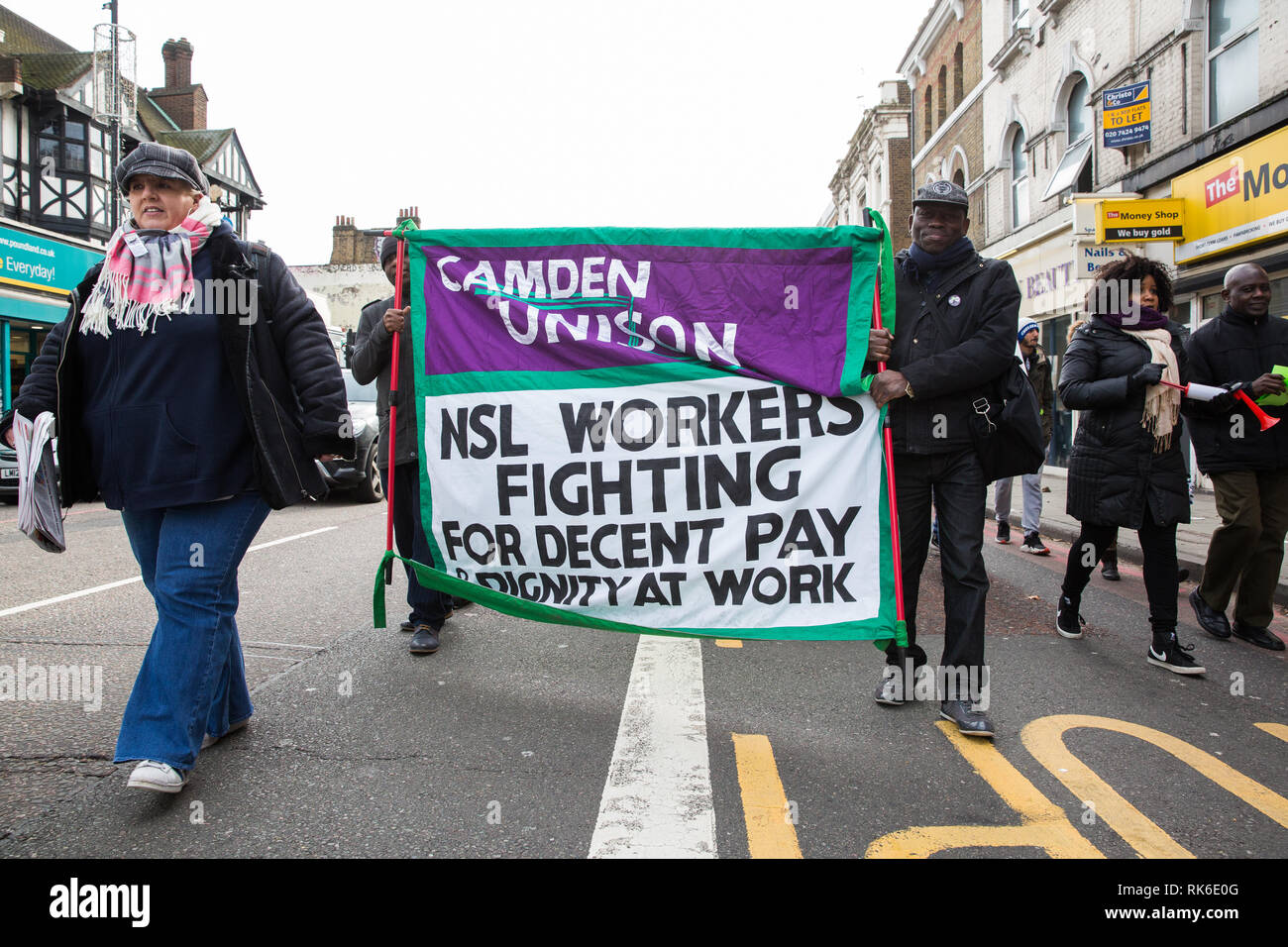 Londra, Regno Unito. Il 9 febbraio, 2019. I membri di Camden unisono Governo locale filiale marzo a Camden a sostegno del traffico operai impiegati da NSL che attualmente sono in sciopero per un periodo di quattordici giorni chiamando per essere pagato £11.15/ora. Credito: Mark Kerrison/Alamy Live News Foto Stock