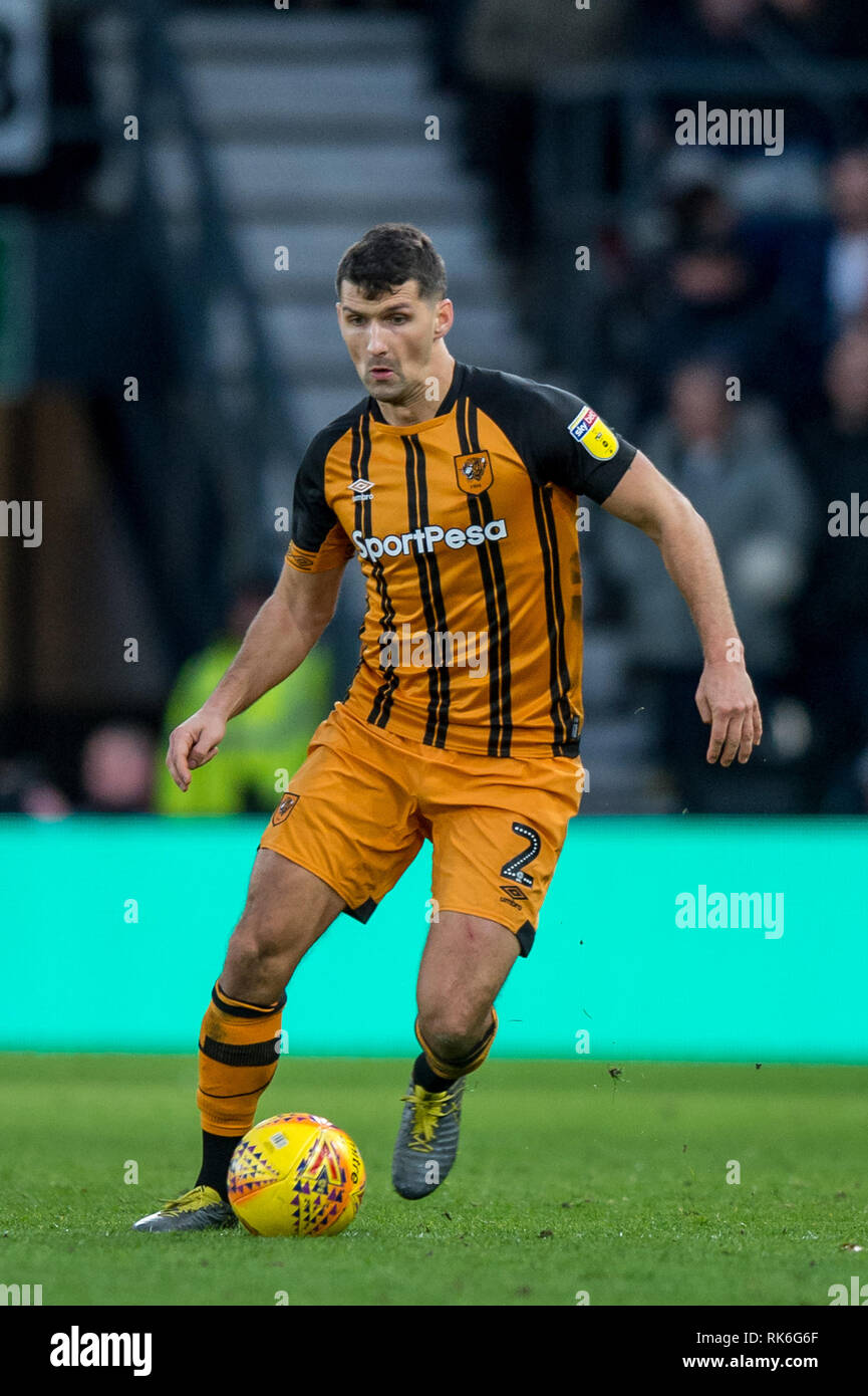 Derby, Regno Unito. 9 Feb 2019. Eric Lichaj di Hull City durante il cielo EFL scommessa match del campionato tra Derby County e Hull City al Pride Park Stadium, Derby, in Inghilterra il 9 febbraio 2019. Foto di Matteo Buchan. Solo uso editoriale, è richiesta una licenza per uso commerciale. Nessun uso in scommesse, giochi o un singolo giocatore/club/league pubblicazioni. Credit: UK Sports Pics Ltd/Alamy Live News Foto Stock