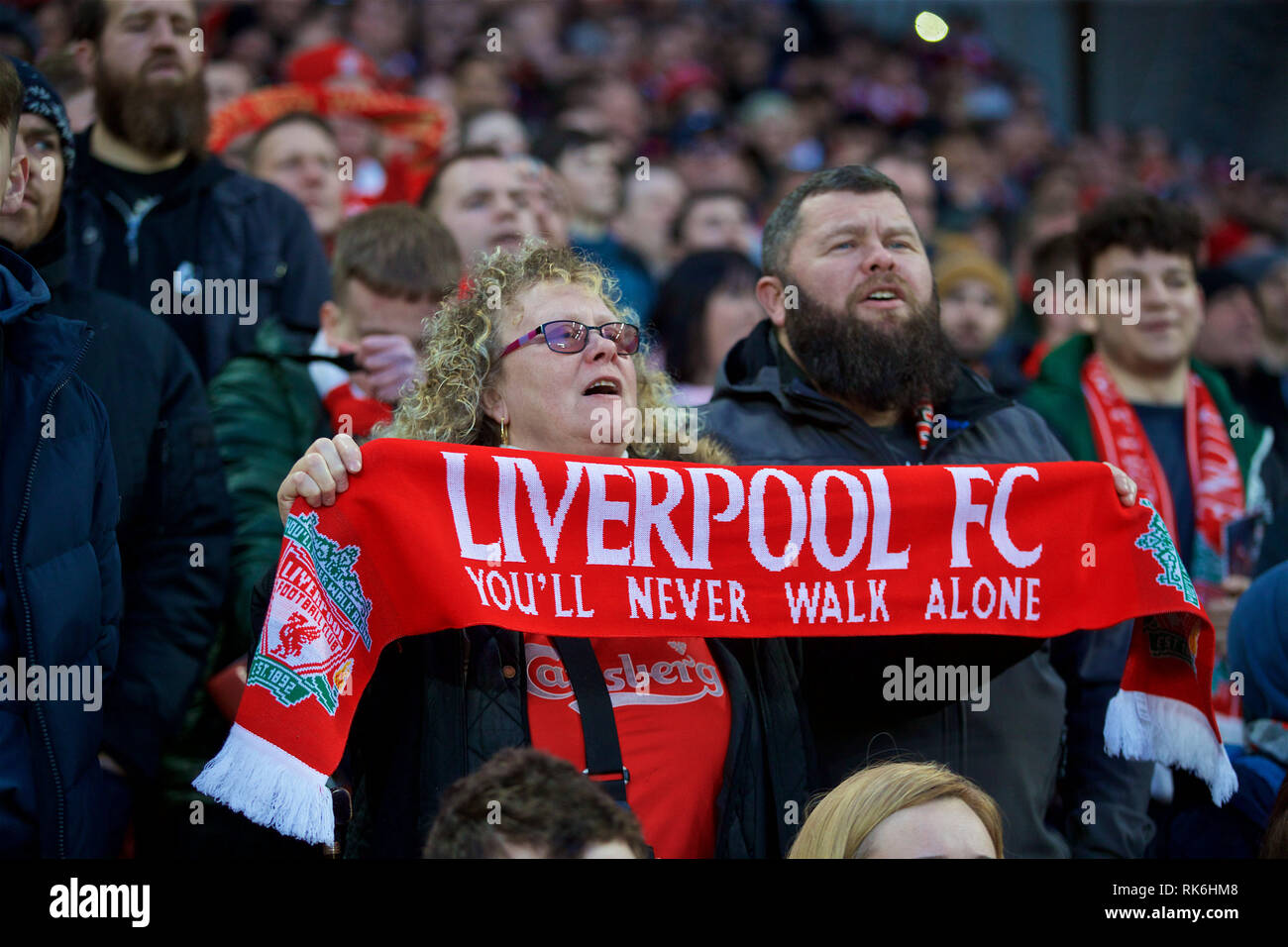 Liverpool. 10 Febbraio, 2019. I tifosi del Liverpool celebrare dopo la Premier League inglese match tra Liverpool e Bournemouth ad Anfield di Liverpool, in Gran Bretagna il 9 febbraio, 2019. Liverpool ha vinto 3-0. Credito: Xinhua/Alamy Live News Foto Stock