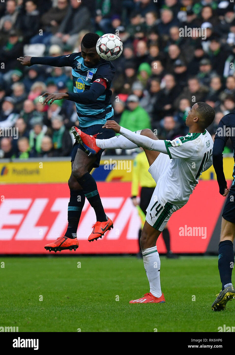 Moenchengladbach, Germania. Il 9 febbraio, 2019. Salomon Kalou (L) di Hertha BSC vies con Alassane motivo di Moenchenladbach durante la Bundesliga match tra Borussia Moenchengladbach e Hertha BSC in Moenchengladbach, Germania, Febbraio 9, 2019. Hertha BSC ha vinto 3-0. Credito: Ulrich Hufnagel/Xinhua/Alamy Live News Foto Stock