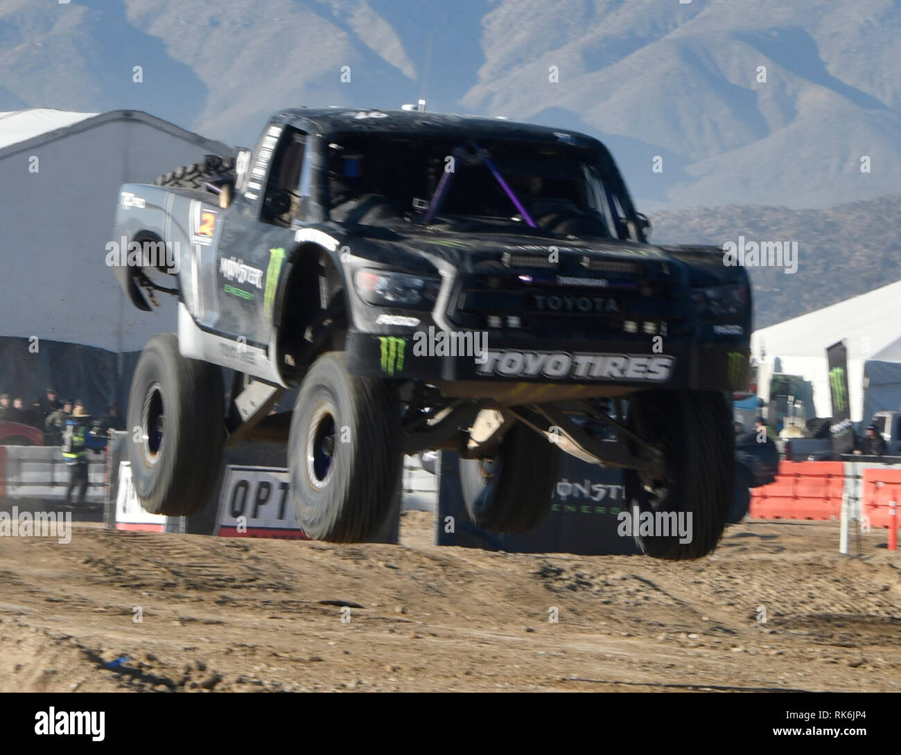 Off-road racer champ BJ Baldwin del Monster Energy team nel suo T1-deserto carrello in corrispondenza del 2019 NITTO Re dei martelli gara venerdì. Un totale di 111 piloti che hanno preso il via la linea di partenza con solo 29 taglia il traguardo venerdì. Sapendo di essere chiamato il Burning Man di off-road la settimana lungo il Re dei martelli evento ha avuto luogo presso la Johnson Valley CA 8 Feb 2019 con circa 50,000-60,000 migliaia di fan della gara e i team che è venuto fuori per i mondi più impegnativi off-road race.Foto da Gene Blevins/ZumaPress Credit: Gene Blevins/ZUMA filo/Alamy Live News Foto Stock