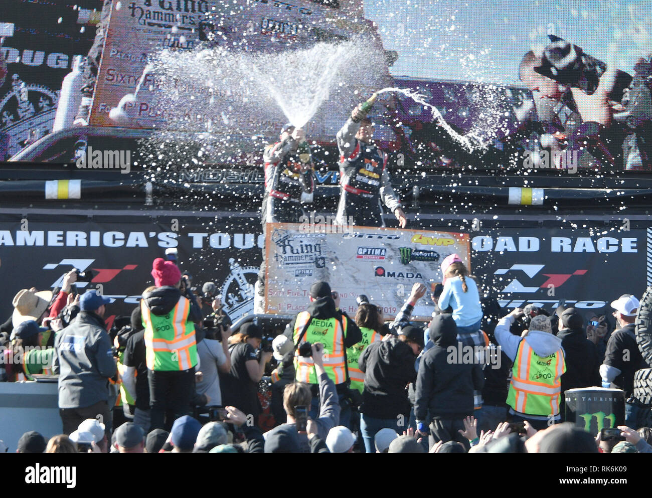 (R-L) due volte vincitore di schiena 2018-2019 vince per Jason Scherer e driver coe Jason Berger come essi sparare lo champagne in aria per la vittoria del 2019 NITTO Re dei martelli gara venerdì. Un totale di 111 piloti che hanno preso il via la linea di partenza con solo 29 taglia il traguardo venerdì. Sapendo di essere chiamato il Burning Man di off-leggere la settimana lungo il Re dei martelli evento ha avuto luogo presso la Johnson Valley CA 8 Feb 2019 con circa 50,000-60,000 migliaia di fan della gara e i team che è venuto fuori per i mondi più impegnativi off-road race.Foto da Gene Blevins/ZumaPress (credito Immagine: © Gene Blevins/ Foto Stock