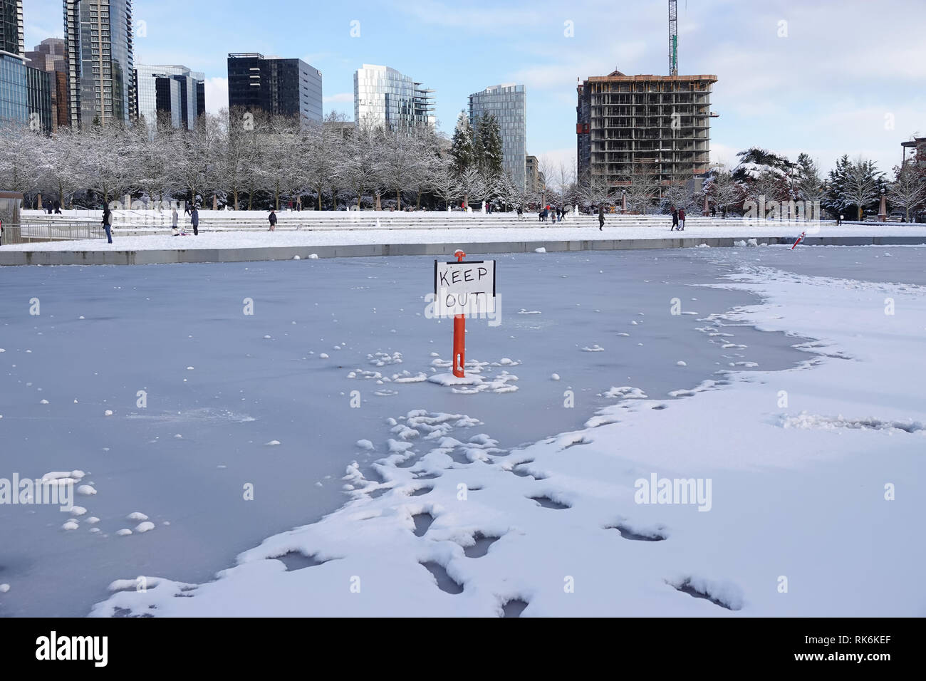 Bellevue, WA, Stati Uniti d'America. Il 9 febbraio, 2019. Il Centro Parco Lago viene congelato e in caso di emergenza tenere fuori i segni vengono pubblicati Foto Stock