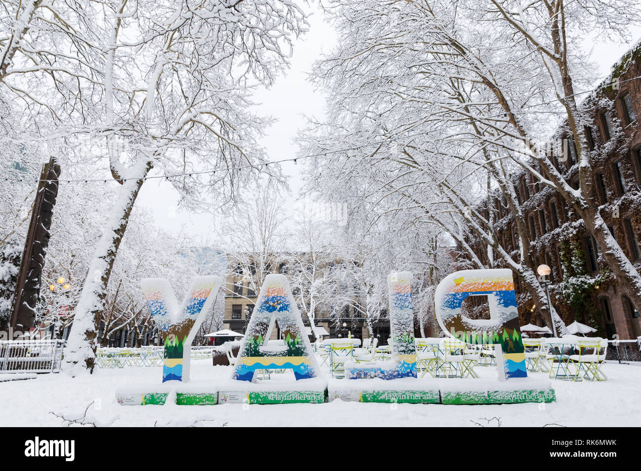Washington, Stati Uniti d'America. 9 Feb 2019. Occidental Square è deserta come una forte tempesta di neve di coperte di Seattle in sei pollici di neve. Credito: Paolo Christian Gordon/Alamy Live News Foto Stock