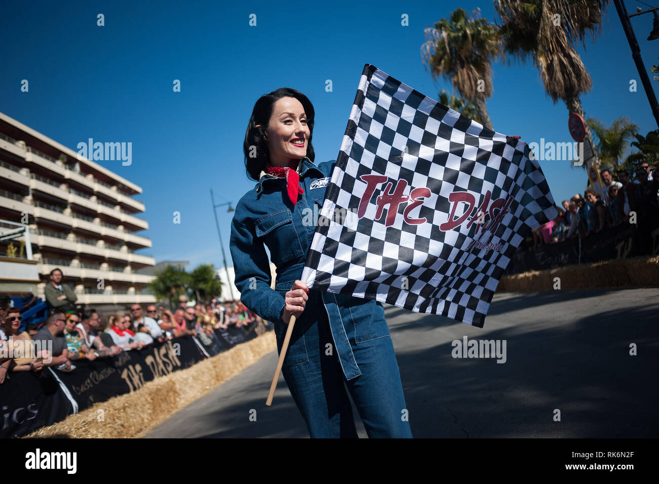Malaga, Spagna. 9 Feb 2019. Una donna si vede in posa con un set off bandiera durante il festival. Migliaia di persone provenienti da tutto il mondo si riuniscono ogni anno durante il Rockin' gara Jamboree Festival Internazionale per quattro giorni a Torremolinos, un luogo di incontro per tutti gli amanti di rockabilly e la musica di swing. Credito: SOPA Immagini limitata/Alamy Live News Foto Stock