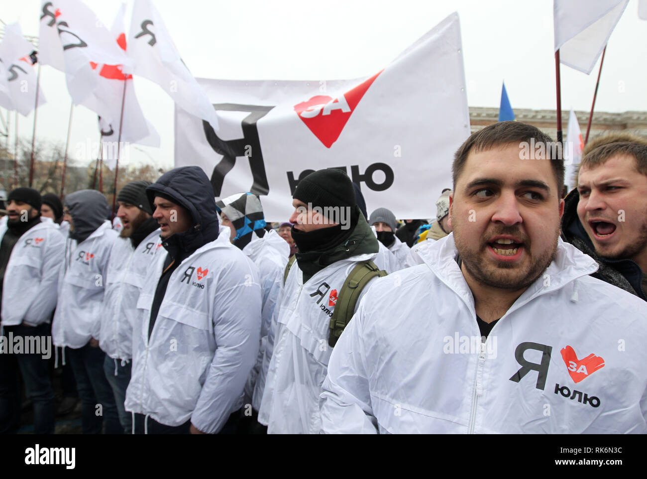 Kiev, Ucraina. 9 Feb 2019. I sostenitori di ucraini candidato presidenziale Yulia Tymoshenko (non visibile) vengono visti gridando slogan, durante la riunione con gli elettori come parte della sua campagna elettorale a Kiev. Ukrainian le elezioni presidenziali si terranno in Ucraina il 31 marzo, 2019. Credito: SOPA Immagini limitata/Alamy Live News Foto Stock