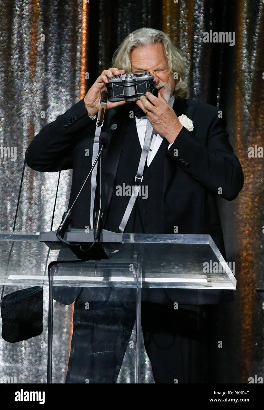 In California, Stati Uniti d'America. 9 Feb 2019. ASC consiglio dei governatori Award honoree Jeff Bridges utilizza una panoramica Widelux fotocamera per scattare una foto della folla come egli accetta il suo premio in occasione della trentatreesima ASC annuale premi e la società americana di cineasti centenario celebrazione presso la Ray Dolby sala da ballo a Hollywood & Highland, Sabato, 9 febbraio 2019 a Hollywood, in California. Foto di Danny Moloshok/Moloshok fotografia, Inc./imageSPACE Credito: Imagespace/Alamy Live News Foto Stock