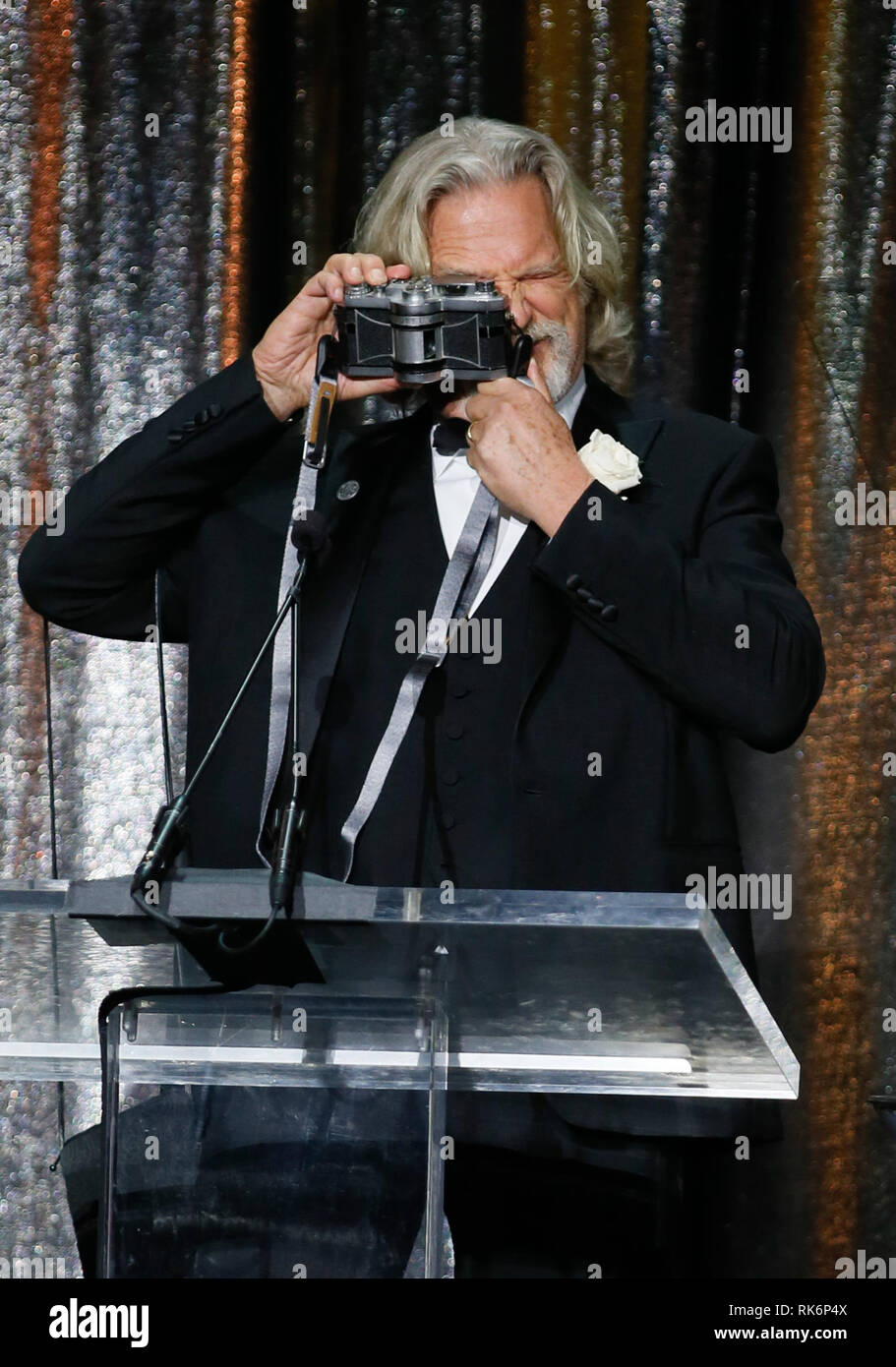 In California, Stati Uniti d'America. 9 Feb 2019. ASC consiglio dei governatori Award honoree Jeff Bridges utilizza una panoramica Widelux fotocamera per scattare una foto della folla come egli accetta il suo premio in occasione della trentatreesima ASC annuale premi e la società americana di cineasti centenario celebrazione presso la Ray Dolby sala da ballo a Hollywood & Highland, Sabato, 9 febbraio 2019 a Hollywood, in California. Foto di Danny Moloshok/Moloshok fotografia, Inc./imageSPACE Credito: Imagespace/Alamy Live News Foto Stock