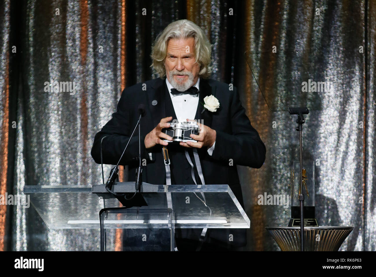 In California, Stati Uniti d'America. 9 Feb 2019. ASC consiglio dei governatori Award honoree Jeff Bridges utilizza una panoramica Widelux fotocamera per scattare una foto della folla come egli accetta il suo premio in occasione della trentatreesima ASC annuale premi e la società americana di cineasti centenario celebrazione presso la Ray Dolby sala da ballo a Hollywood & Highland, Sabato, 9 febbraio 2019 a Hollywood, in California. Foto di Danny Moloshok/Moloshok fotografia, Inc./imageSPACE Credito: Imagespace/Alamy Live News Foto Stock