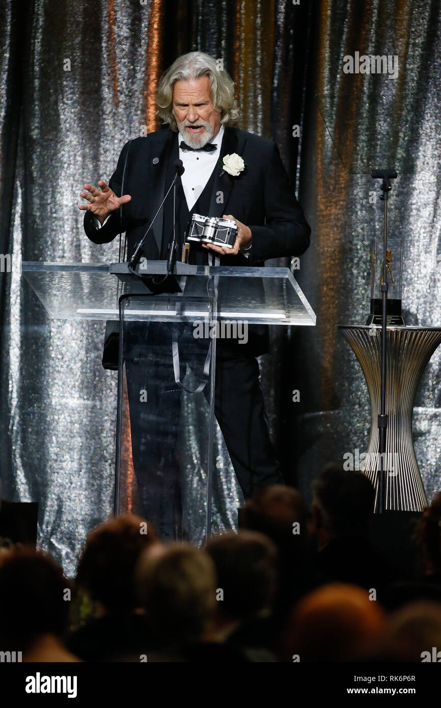 In California, Stati Uniti d'America. 9 Feb 2019. ASC consiglio dei governatori Award honoree Jeff Bridges utilizza una panoramica Widelux fotocamera per scattare una foto della folla come egli accetta il suo premio in occasione della trentatreesima ASC annuale premi e la società americana di cineasti centenario celebrazione presso la Ray Dolby sala da ballo a Hollywood & Highland, Sabato, 9 febbraio 2019 a Hollywood, in California. Foto di Danny Moloshok/Moloshok fotografia, Inc./imageSPACE Credito: Imagespace/Alamy Live News Foto Stock