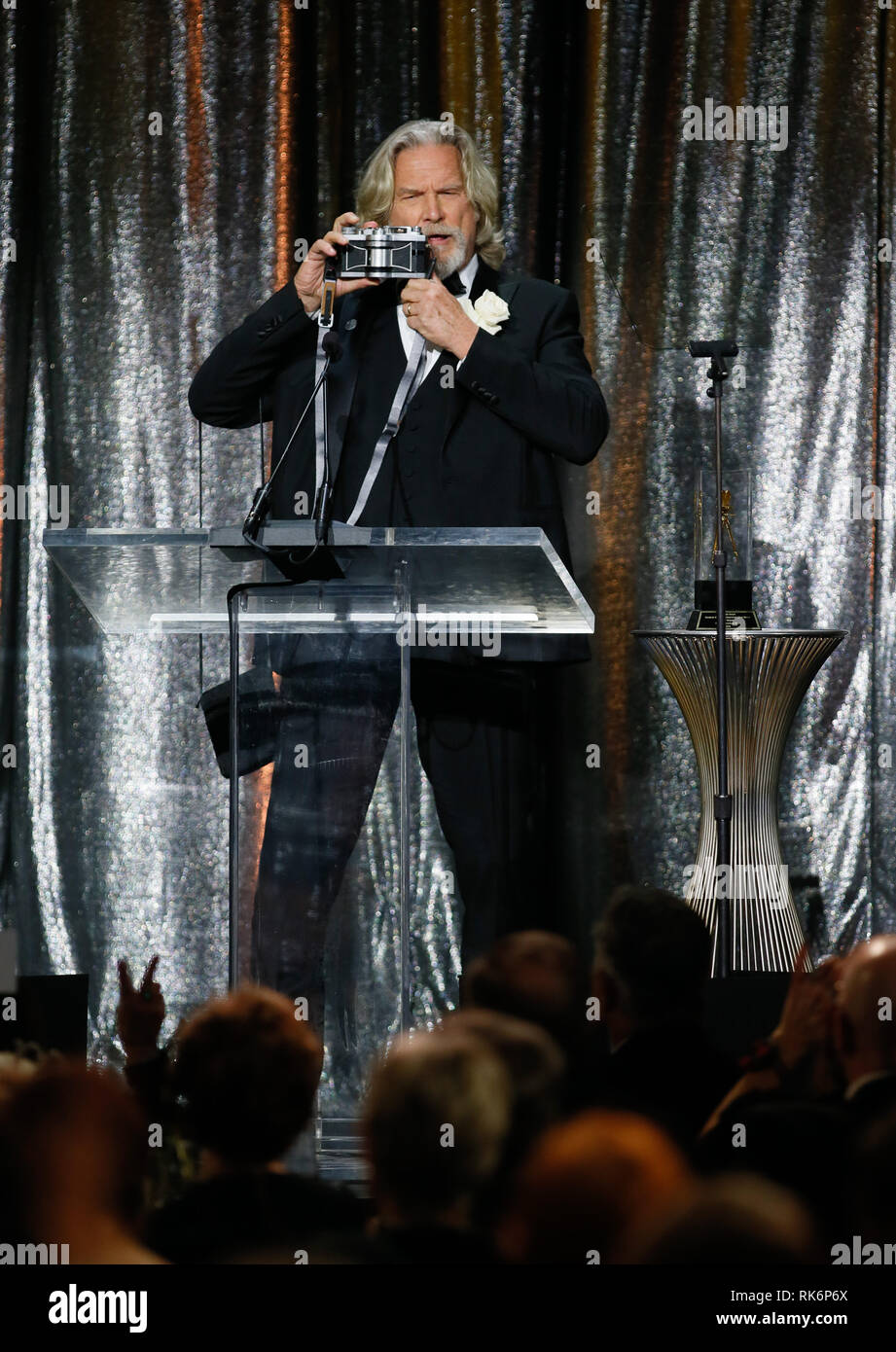 In California, Stati Uniti d'America. 9 Feb 2019. ASC consiglio dei governatori Award honoree Jeff Bridges utilizza una panoramica Widelux fotocamera per scattare una foto della folla come egli accetta il suo premio in occasione della trentatreesima ASC annuale premi e la società americana di cineasti centenario celebrazione presso la Ray Dolby sala da ballo a Hollywood & Highland, Sabato, 9 febbraio 2019 a Hollywood, in California. Foto di Danny Moloshok/Moloshok fotografia, Inc./imageSPACE Credito: Imagespace/Alamy Live News Foto Stock