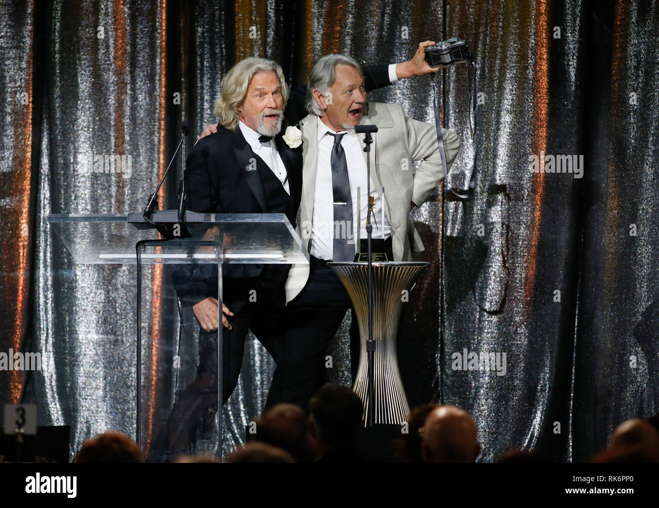 In California, Stati Uniti d'America. 10 feb 2019. In California, Stati Uniti d'America. 10 feb 2019. ASC consiglio dei governatori Award honoree Jeff Bridges, sinistra, utilizza una panoramica Widelux fotocamera per scattare una foto di sé e del suo stand in e controfigura presenter Loyd Catlett dopo aver accettato il suo premio in occasione della trentatreesima ASC annuale premi e la società americana di cineasti centenario celebrazione presso la Ray Dolby sala da ballo a Hollywood & Highland, Sabato, 9 febbraio 2019 a Hollywood, in California. Foto di Danny Moloshok/Moloshok fotografia, Inc./imageSPACE/MediaPunch Credito: MediaPunch Inc/Alamy Live News Credito: MediaPunch Foto Stock