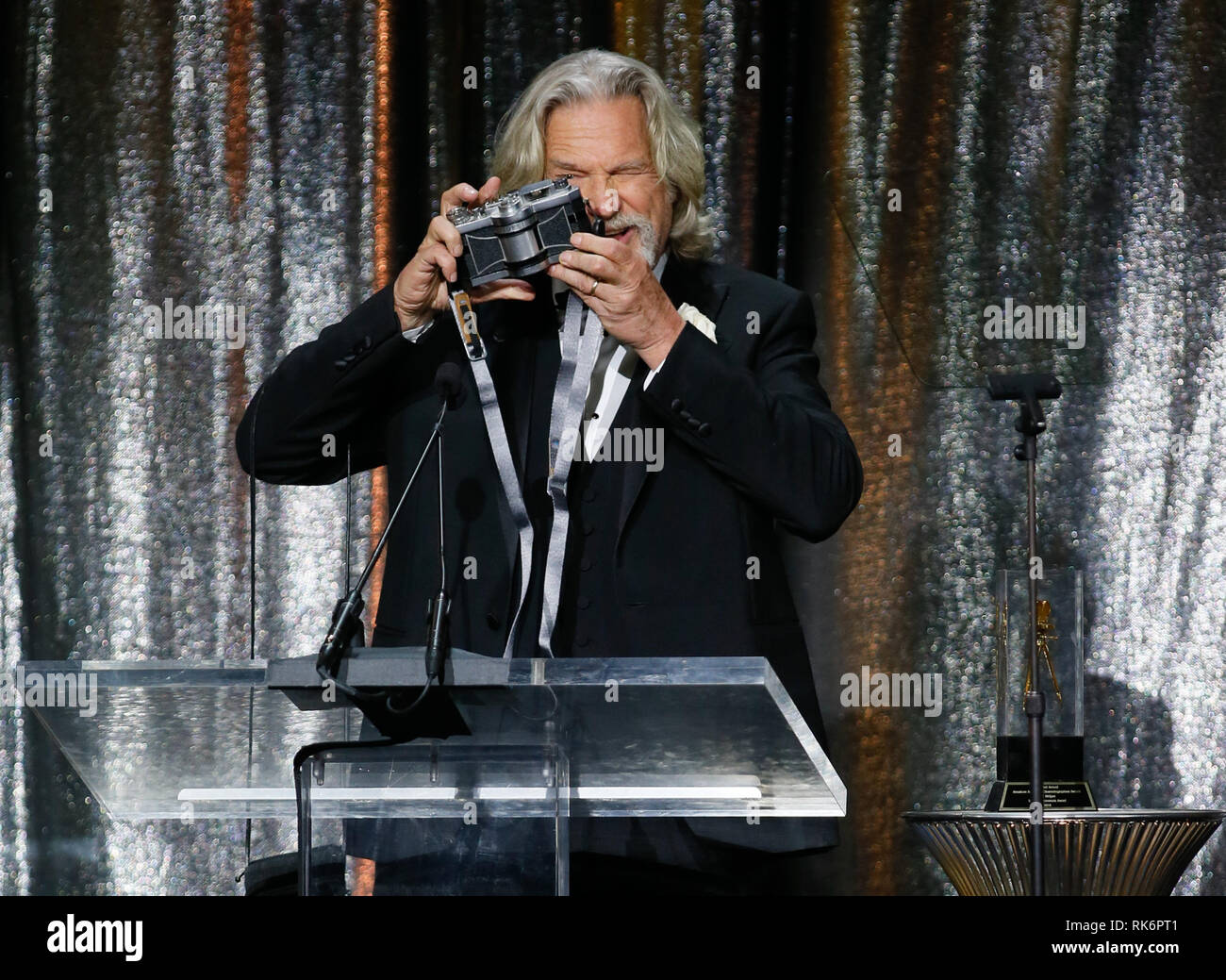 In California, Stati Uniti d'America. 10 feb 2019. In California, Stati Uniti d'America. 10 feb 2019. ASC consiglio dei governatori Award honoree Jeff Bridges utilizza una panoramica Widelux fotocamera per scattare una foto della folla come egli accetta il suo premio in occasione della trentatreesima ASC annuale premi e la società americana di cineasti centenario celebrazione presso la Ray Dolby sala da ballo a Hollywood & Highland, Sabato, 9 febbraio 2019 a Hollywood, in California. Foto di Danny Moloshok/Moloshok fotografia, Inc./imageSPACE/MediaPunch Credito: MediaPunch Inc/Alamy Live News Credito: MediaPunch Inc/Alamy Live News Foto Stock